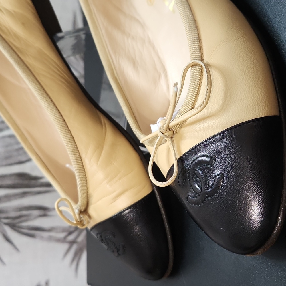 CHANEL Beige And Black Ballet Flats  Cap Toe With CC. Gorgeous 37.5 EU - Picture 8 of 15